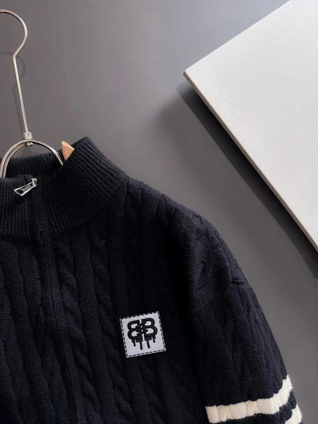 Next day shipment P225 Balenciaga 2026 Autumn and Winter latest sweater from official website, now on sale at counters simultaneously Hot Sale! Specially made of wool blended fabric. It feels comfortable and can be directly in contact with the skin. The logo badge is exquisitely embroidered, which is extremely eye-catching! The details highlight the fashionable charm of big brands. Exquisite workmanship. Three-dimensional cutting style. The wearing effect is invincible and handsome! All three standards are complete! Sizes:M-3XL